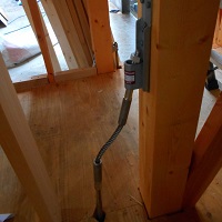 木造軸組・HD金物の取付位置齟齬による強引な柱接続
